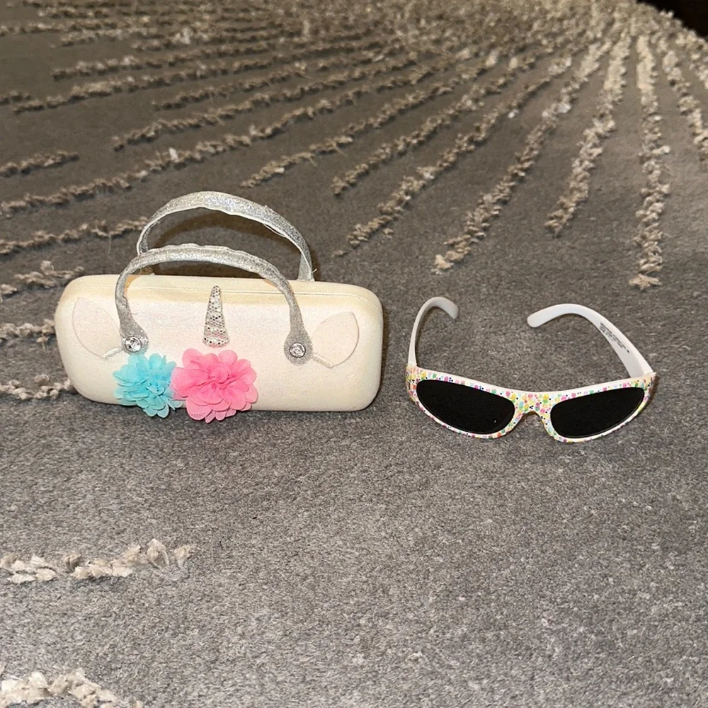 NWOT TODDLER GIRLS SUNGLASSES WITH UNICORN CASE. 2-4 years old
